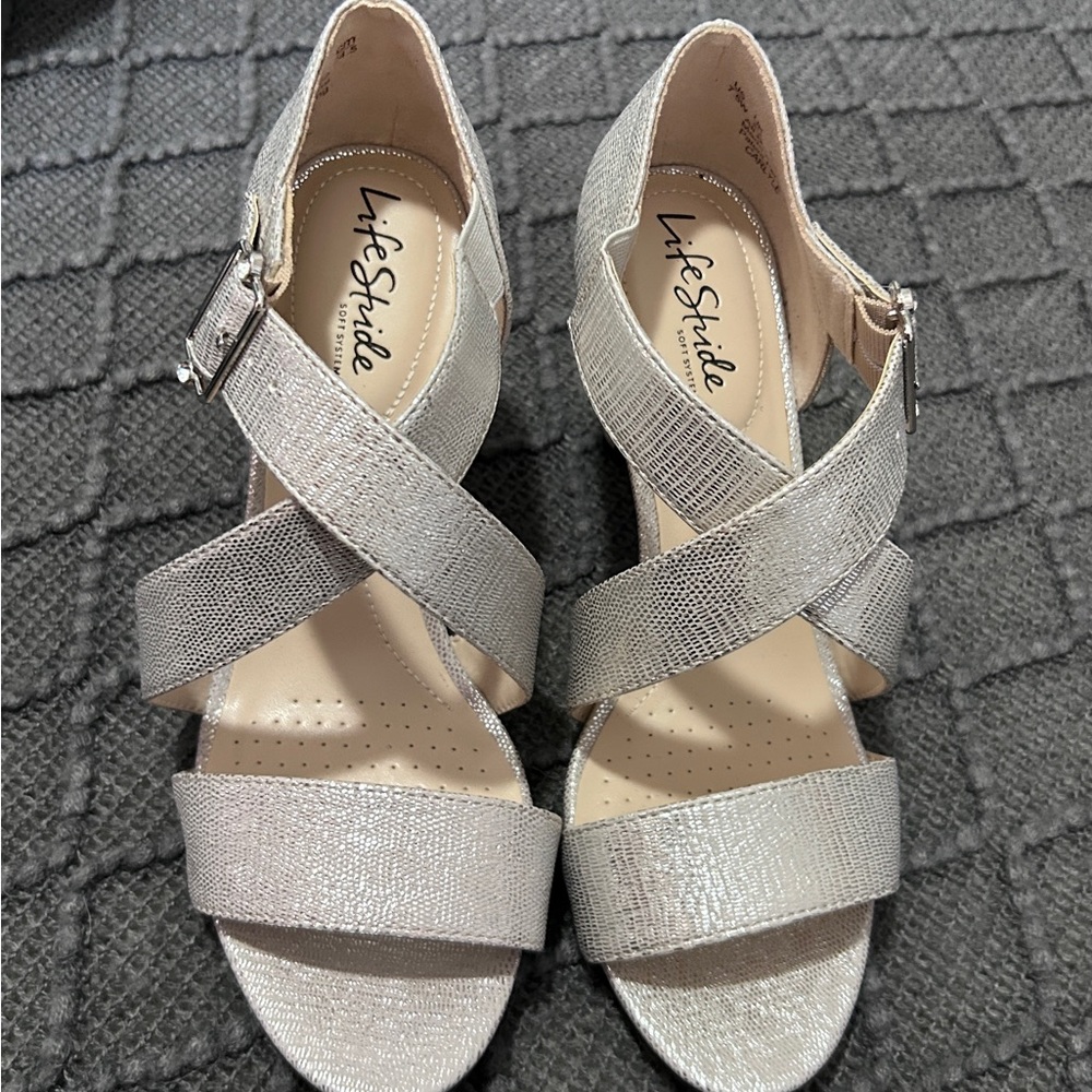 New-Life Stride Carlyle Sandal in Silver Metallic size 7.5 Wide - Picture 2 of 7
